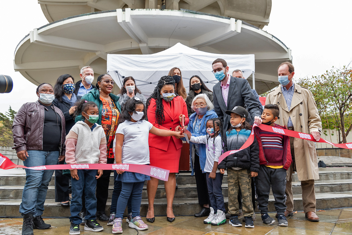 Image of Mayor London Breed, other public officials and community members cutting the ribbon at the Geary Rapid Project ribbon cutting event