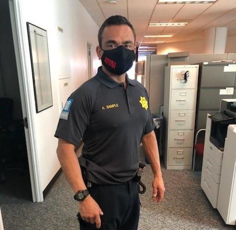 Un inspector de tarifas de tránsito viste un uniforme nuevo y una mascarilla Muni.