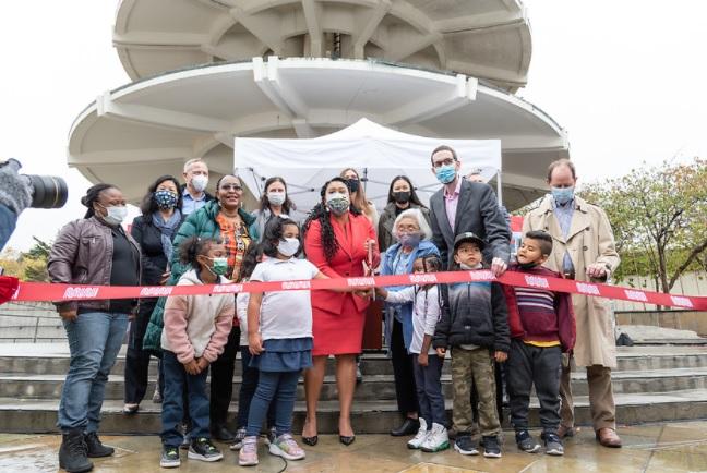 Mayor London Breed, children from Rosa Parks Elementary, and Rep. Scott Weiner cut the ribbon