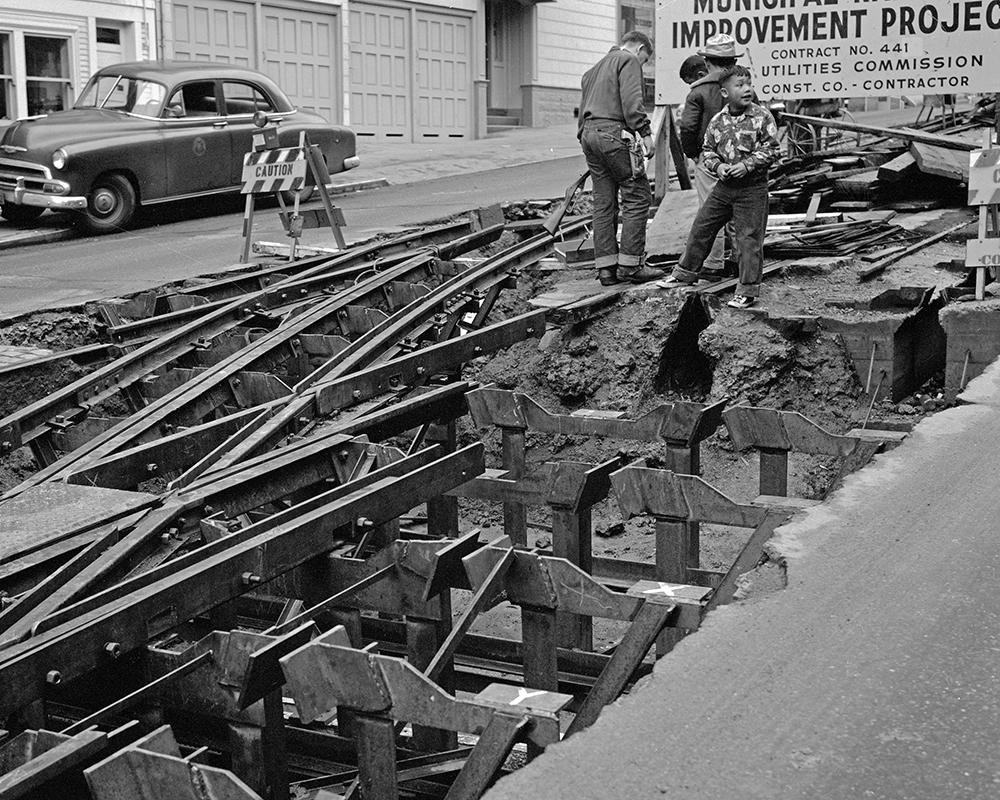 Kids amid construction at Hyde and Jackson in 1957 during reconfiguration of the now-defunct Washington Jackson cable line.
