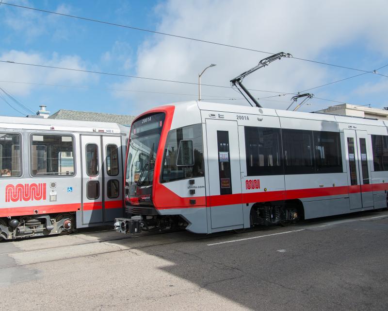 новый LRV проезжает мимо старого LRV на линии N Judah