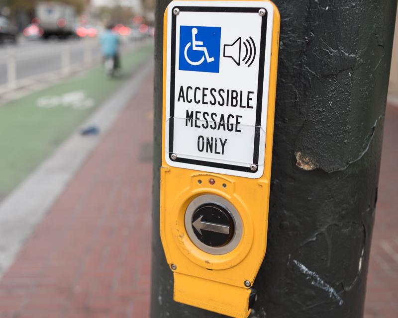 Nút tín hiệu dành cho người đi bộ qua đường dành cho người đi bộ