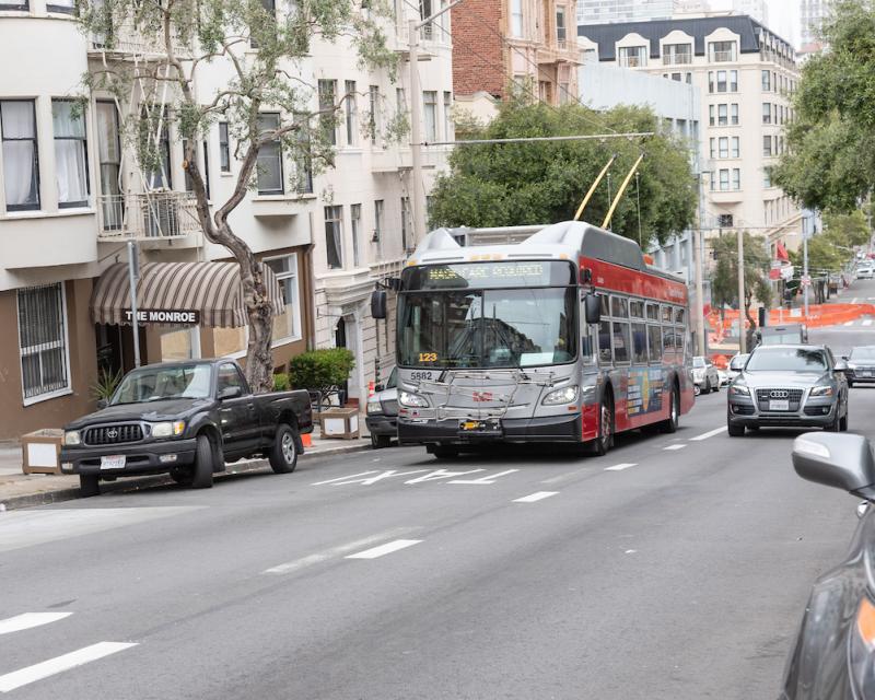 Photo of 1 California bus in transit lane on Sacramento Street