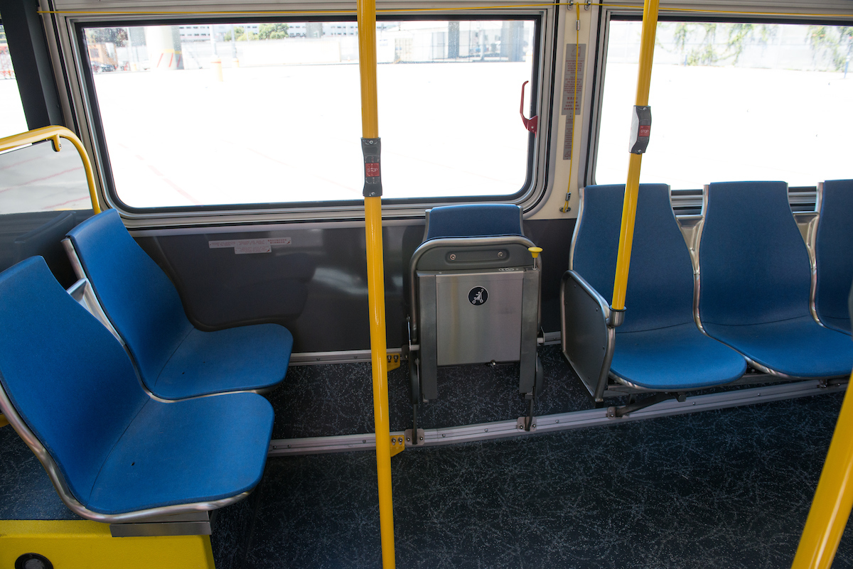 Photo d'un espace réservé aux fauteuils roulants dans les bus New Flyer.